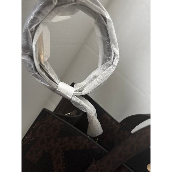 Michael Kors Kenly Large Signature Logo Tote W/ Detachable Crossbody Strap - Picture 15 of 16